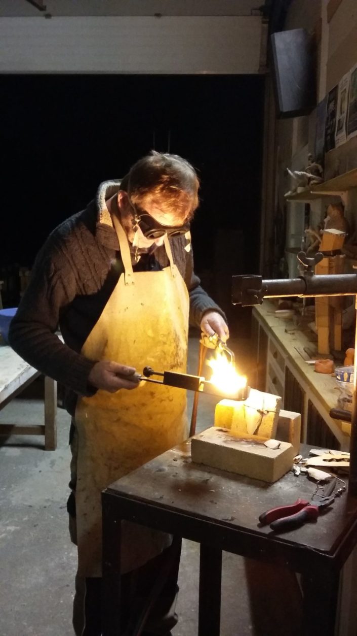 Stage de création de bijoux en bronze coulé dans un os de seiche creusé